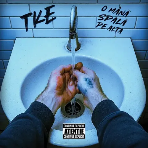 O mana spala pe alta